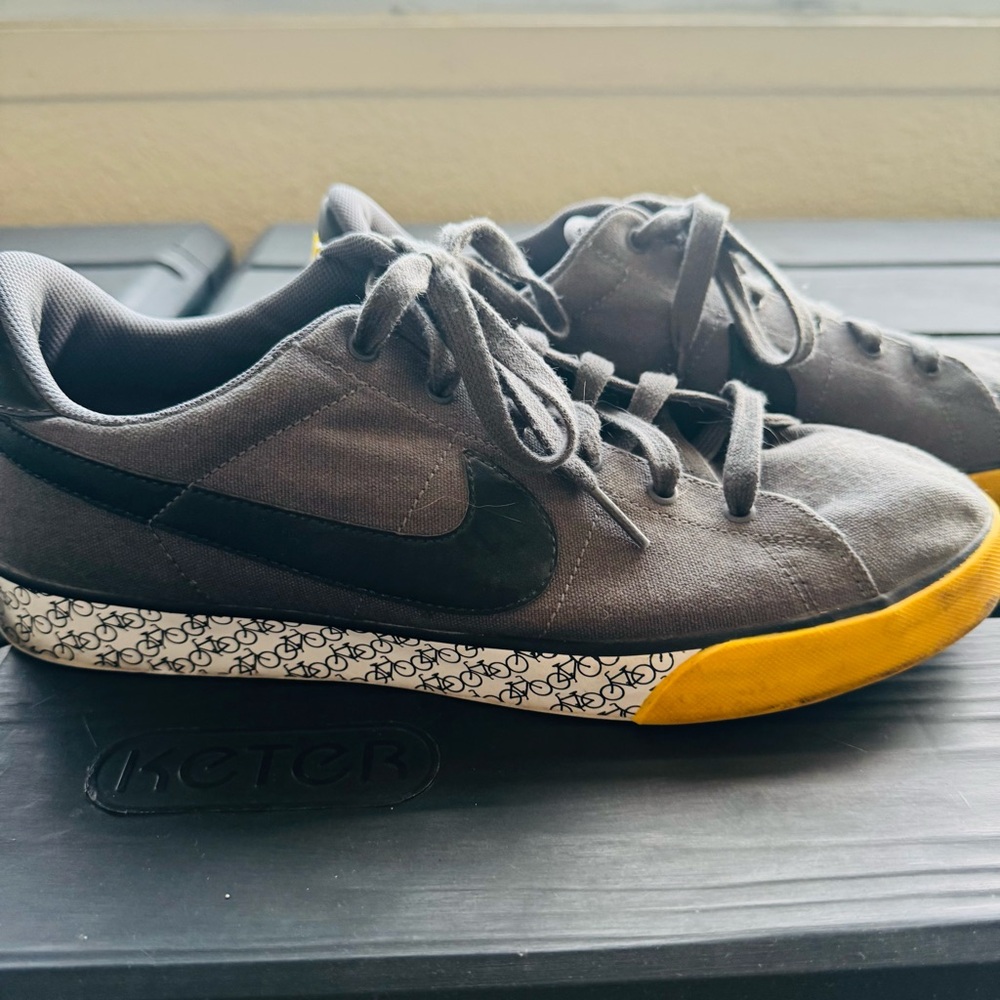 NIKE Livestrong Sneakers Men’s 12